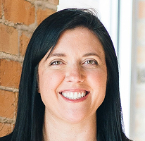 Retrato hero de Sophie Hartwell no apoio ao cliente da equipa de serviço